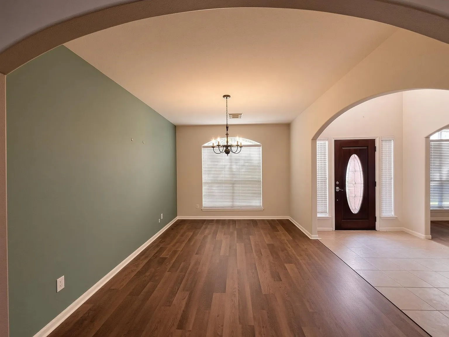 4 bed, 2.5 bath, 3385 sqft, $2,700 — Photo 4