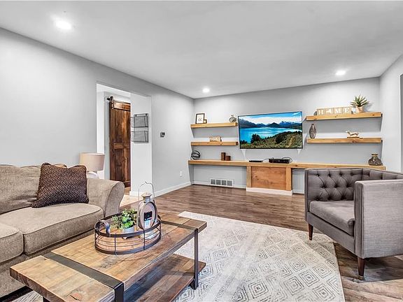5th image of 302 Cottonwood Dr