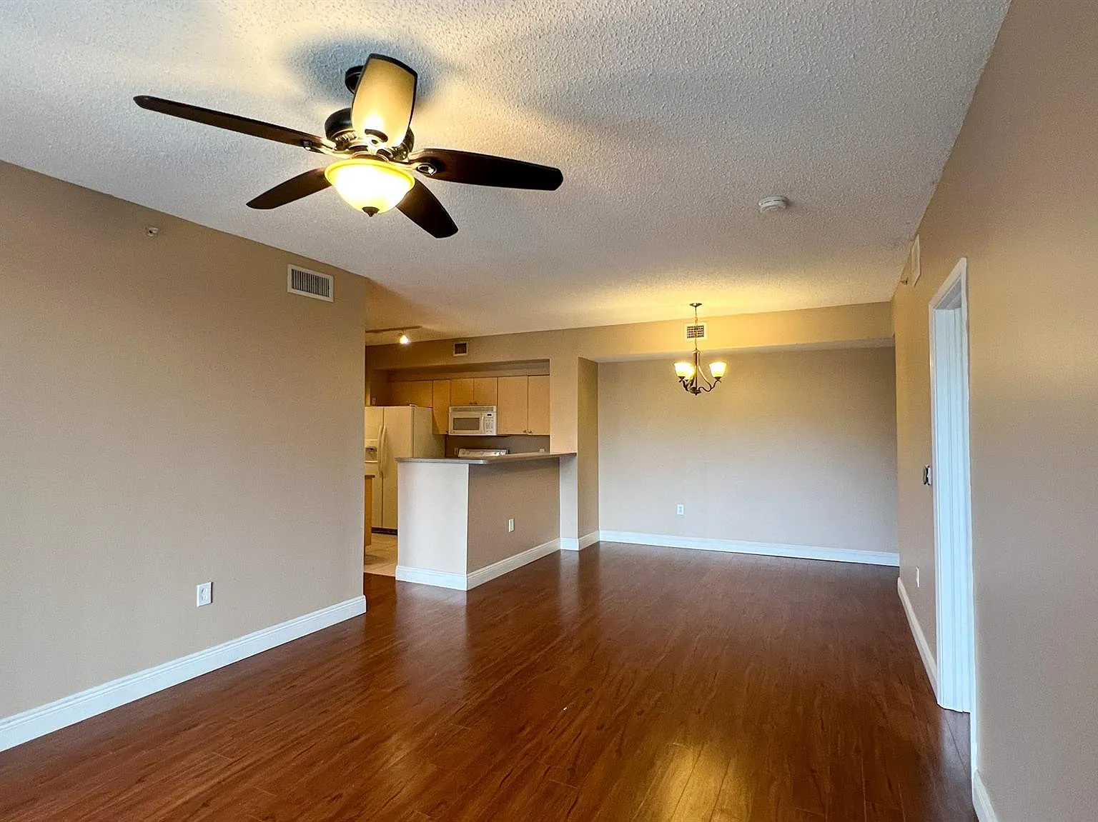 3 bed, 2.0 bath, 981 sqft, $2,500 — Photo 4
