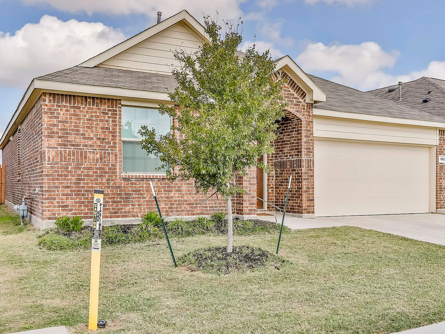 4 bed, 2.0 bath, 1841 sqft, $2,350 — Photo 2