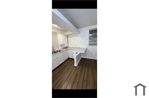 Building Photo - 3958 S Normandie Ave #C