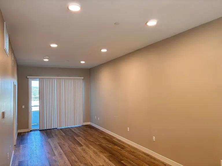 1316 E Grand Ave #104 — Photo 32