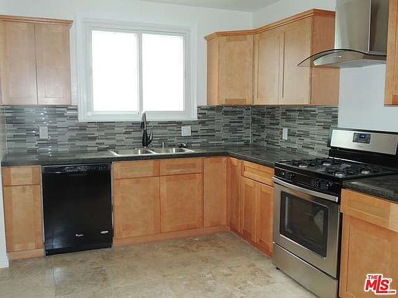 5th image of 824 W 98th St