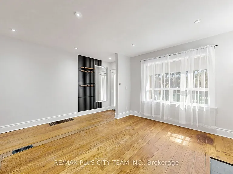 402 Woodbine Ave — Photo 3