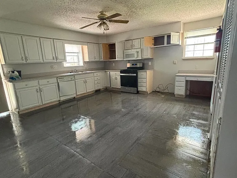 22820 Beechwood Ave — Photo 5