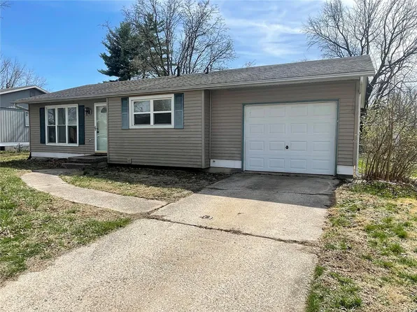 614 Saint Rose Dr, Godfrey, IL 62035