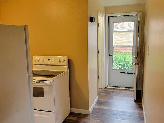 5th image of 2861 N Garfield St