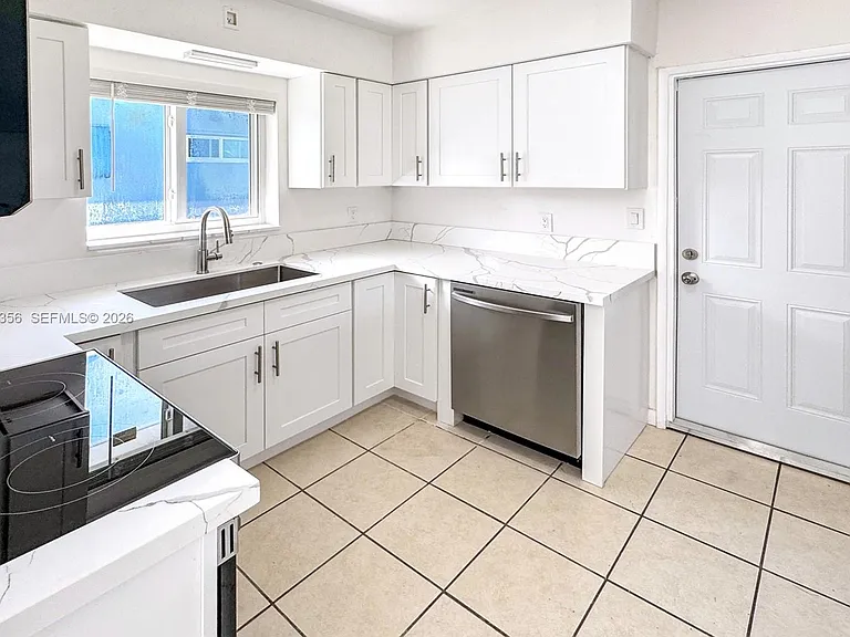 231 NE 16th Ave — Photo 13
