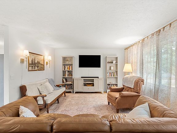 5th image of 740 Hopkins Ln