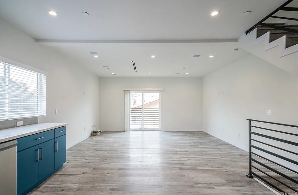 5 bed, 2060 sqft, $900 — Photo 3