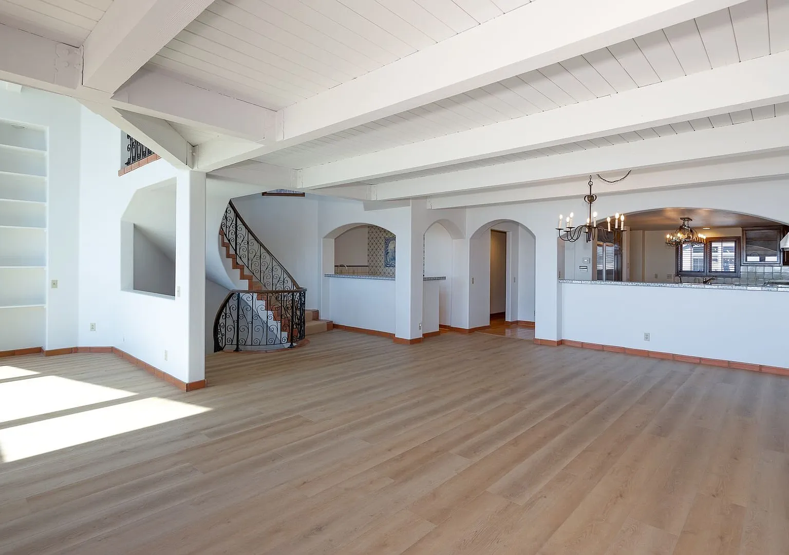 Oceanfront -3 Bedroom + 2.5 Bathroom Tri-Level Home | Hollywood Beach | Oxnard | Unfurnished — Photo 4