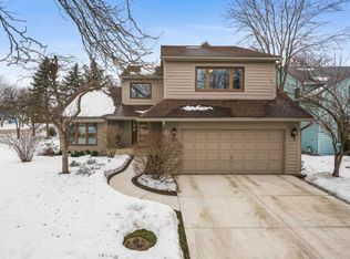 2586 Woodcliff Ct, Lisle, IL 60532