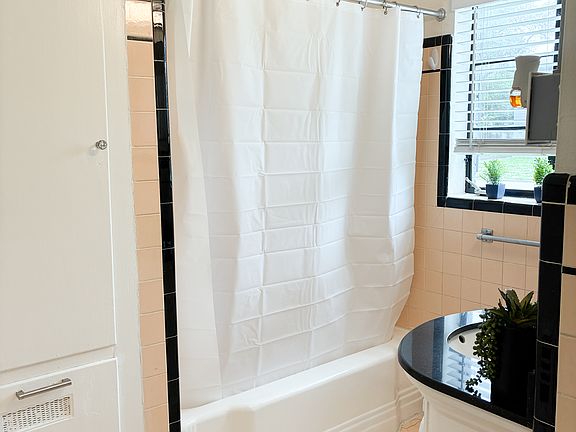 2nd image of 104 W Oakview Pl #2