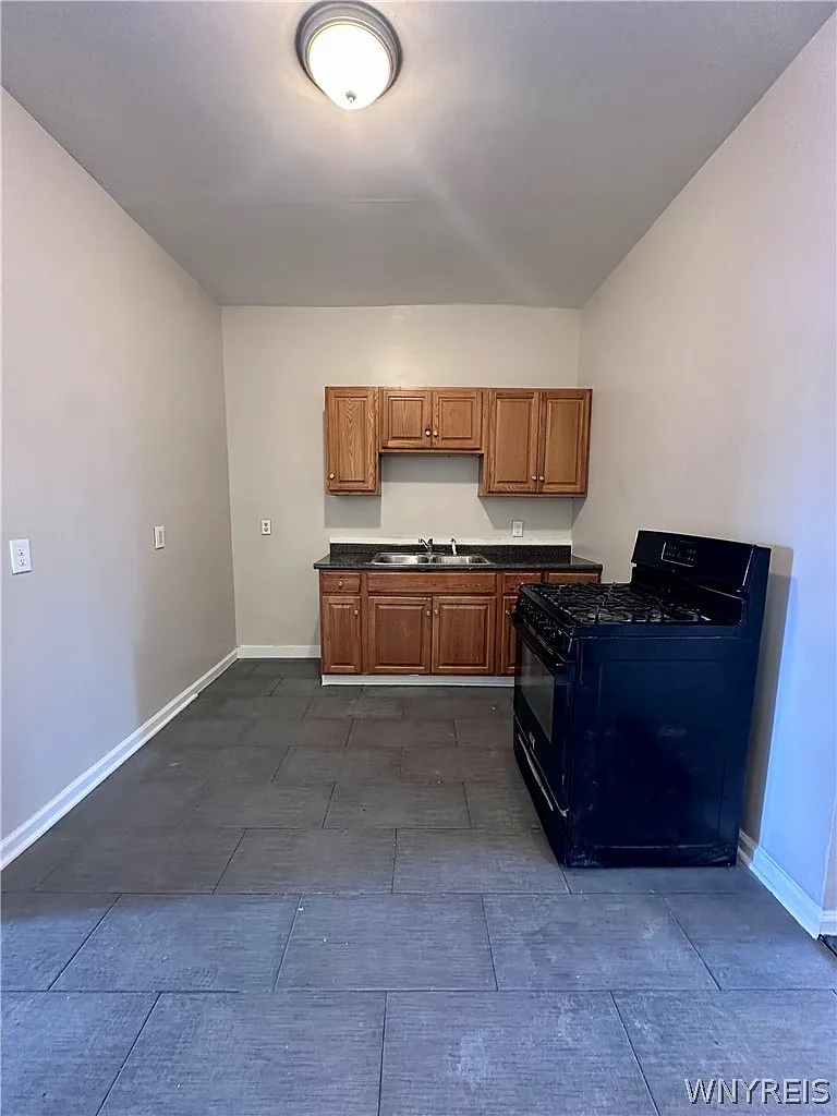 3 bed, 1.0 bath, 9216 sqft, $1,500 — Photo 3