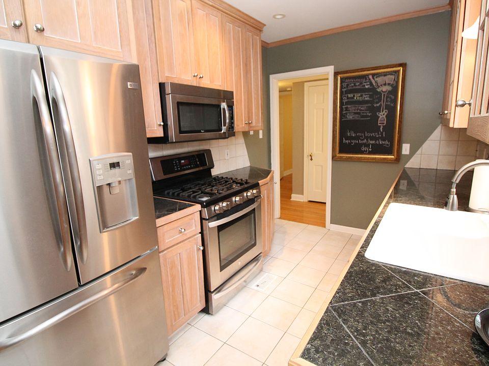 1st image of 102 E Riverglen Dr
