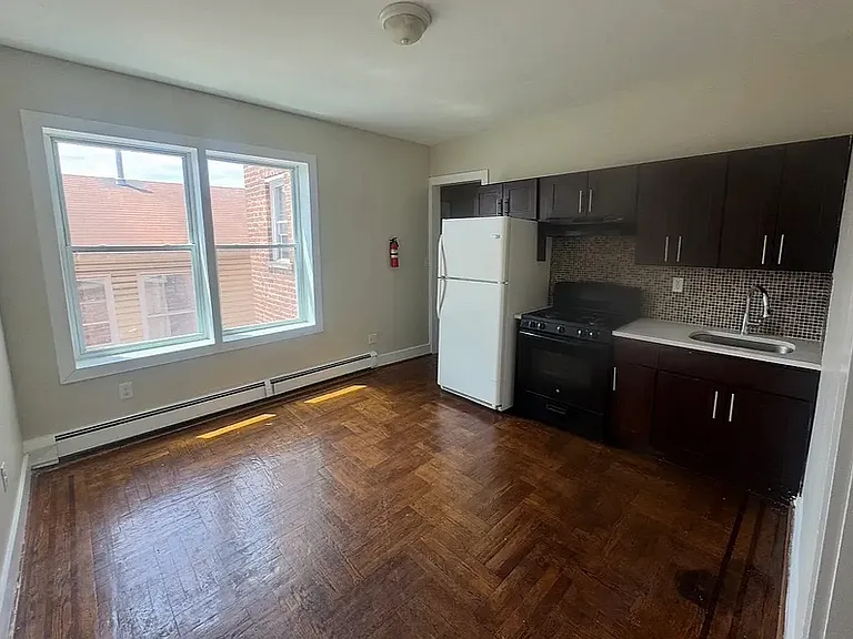 902 Bergen St — Photo 2