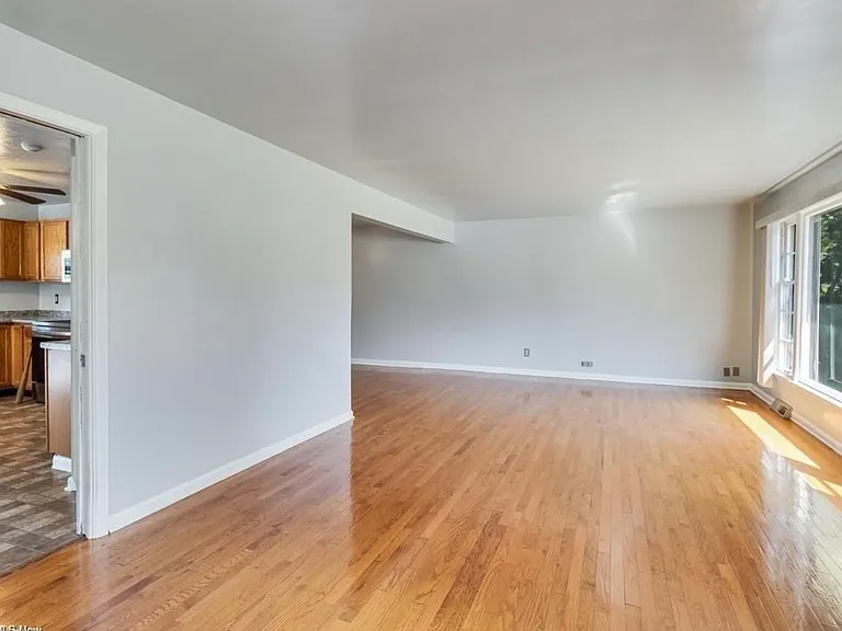 2348 Saybrook Rd — Photo 9