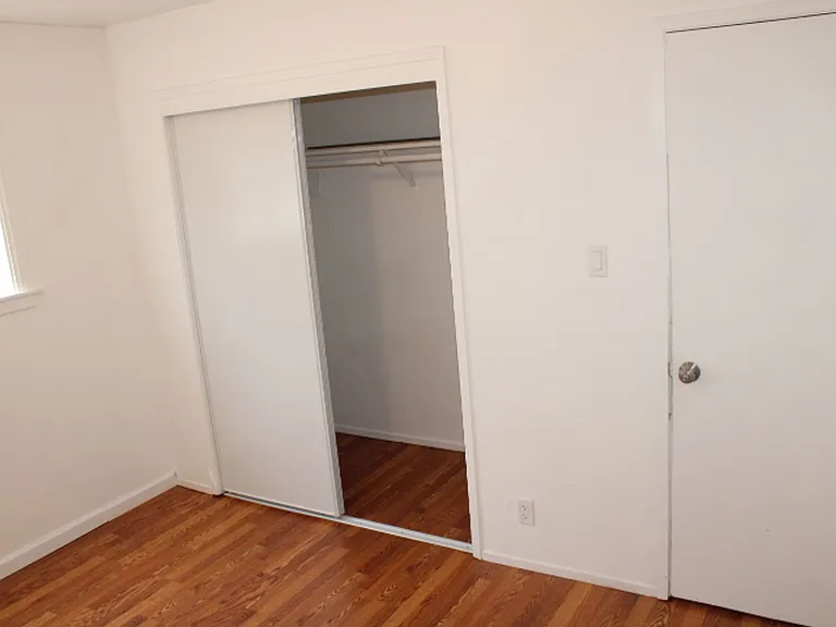 2515 Manchester Ave — Photo 7