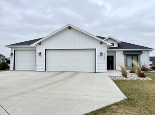 6156 Camellia Cir, Grand Forks, ND 58201