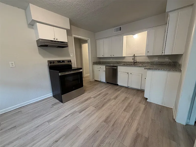 244 Deerfield St — Photo 5
