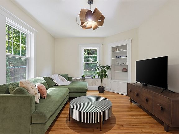 4th image of 110 Essex St
