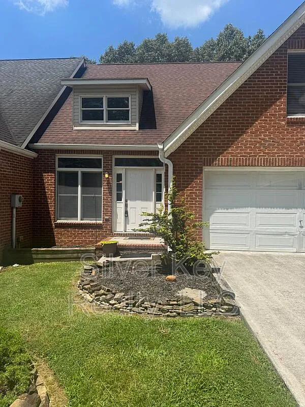 3 bed, 2.5 bath, $1,695 — Photo 2