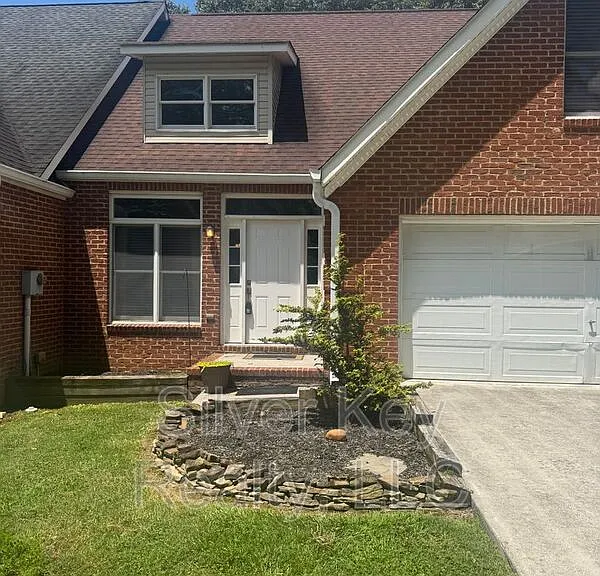 136 S Matlock Ave — Photo 2