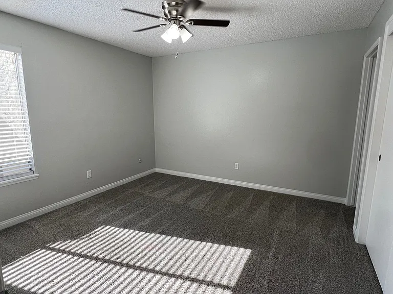 Raintree Garden Apartments — Photo 26