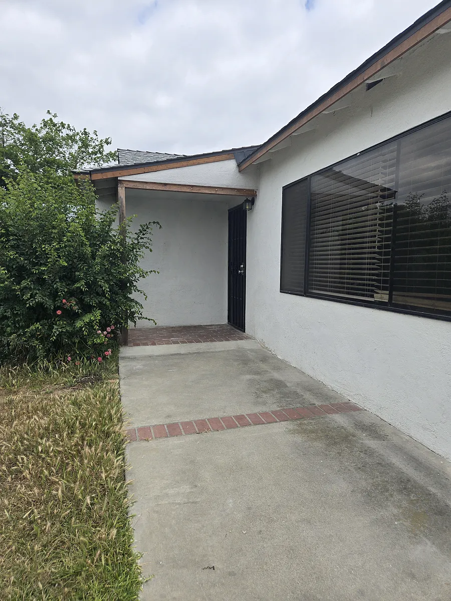 Entrance walkway - 14510 Placid Dr #A