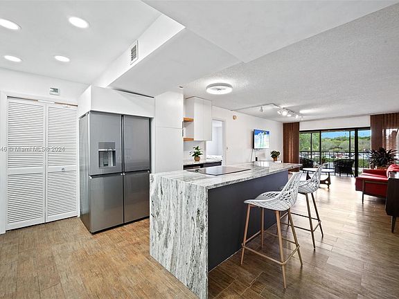 3rd image of 230 Lakeview Dr APT 202