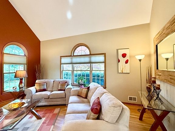 4th image of 26 Poling Farm Ct