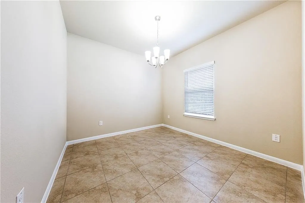 4 bed, 2.5 bath, 2361 sqft, $2,495 — Photo 3