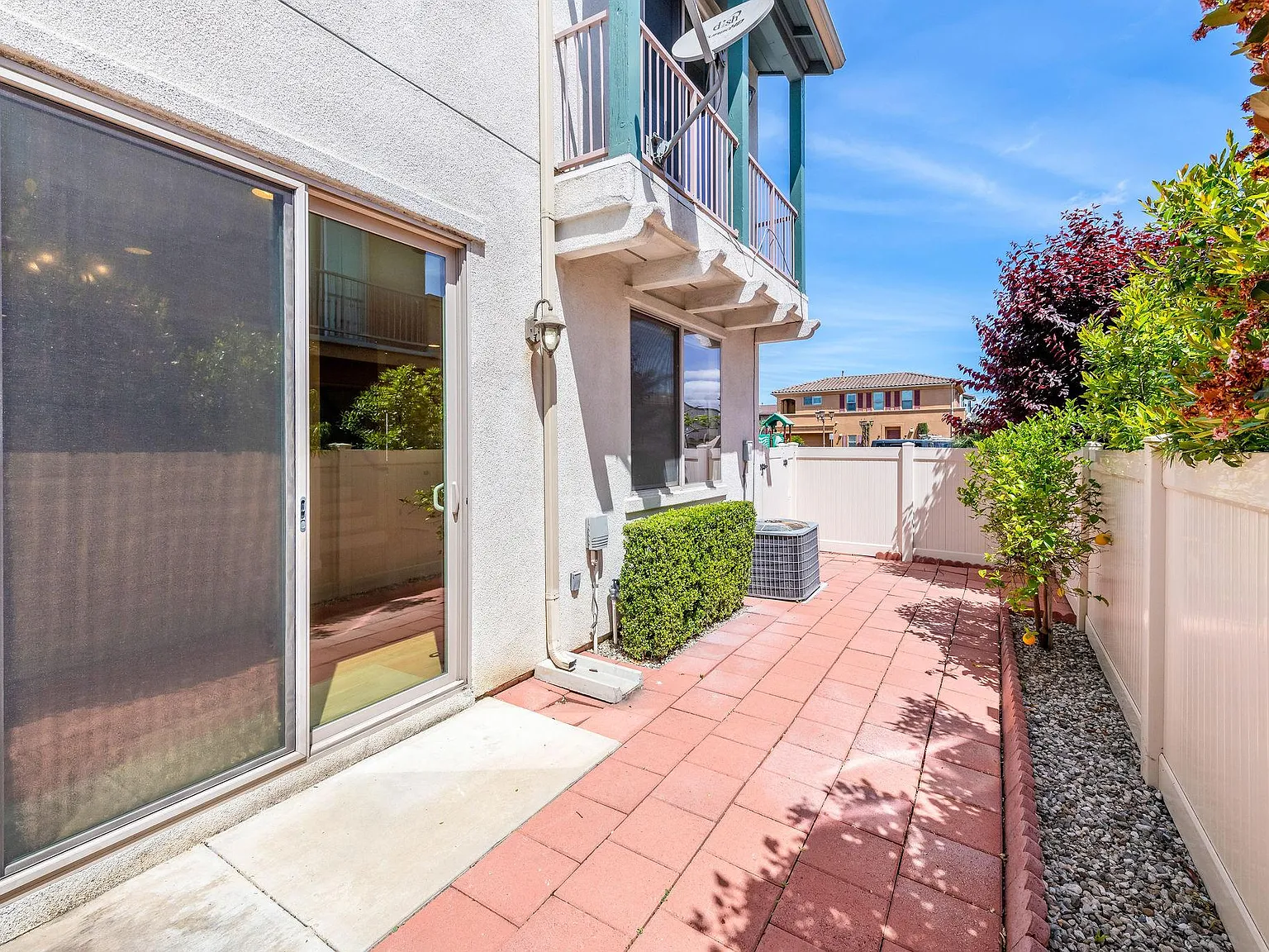3 bed, 2.5 bath, 1593 sqft, $4,000 — Photo 3