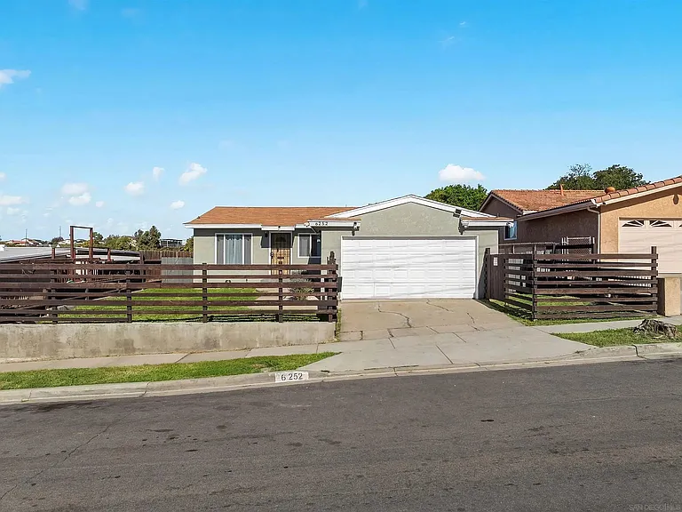 6252 Alderley St — Photo 1