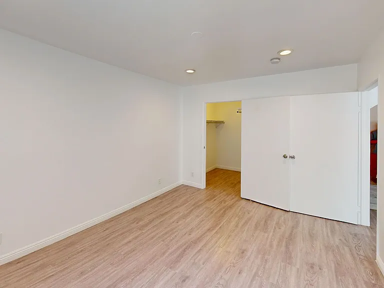 HAR - Harvard Apartments — Photo 13