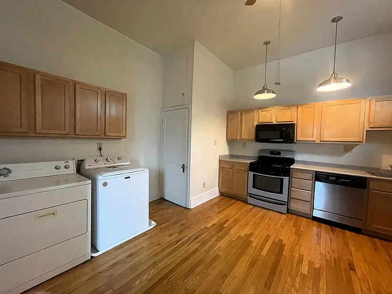 1161 Highland St — Photo 3