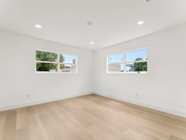 111 W 35th St — Photo 10