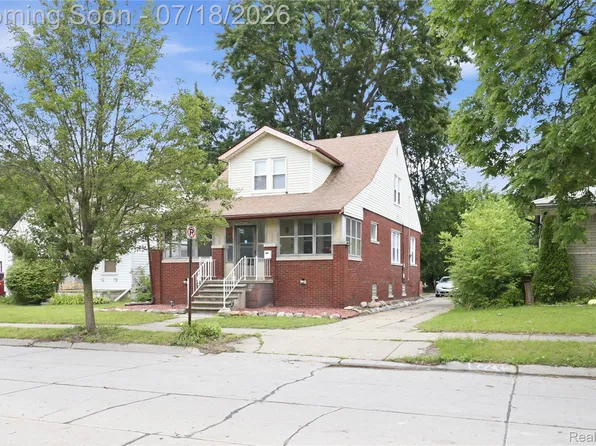 6915 Braun St, Center Line, MI 48015