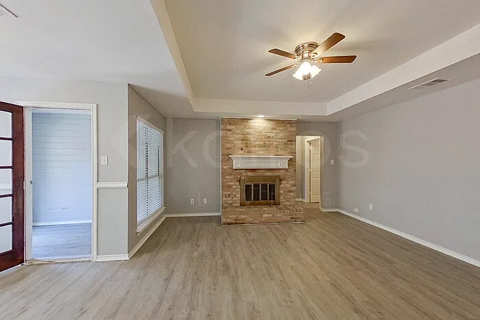 3 bed, 2.0 bath, 1423 sqft, $2,145 — Photo 2