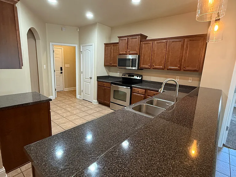 2216 Livingstone Ct — Photo 4