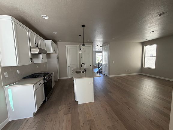 4th image of 2326 N Sunmore Way Room 2.5