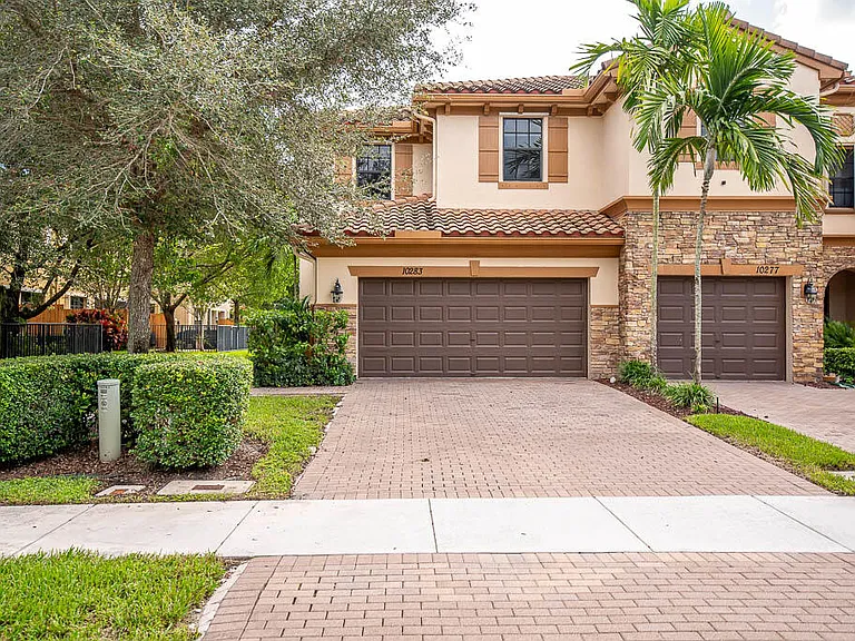 10283 Wellington Parc Dr — Photo 1