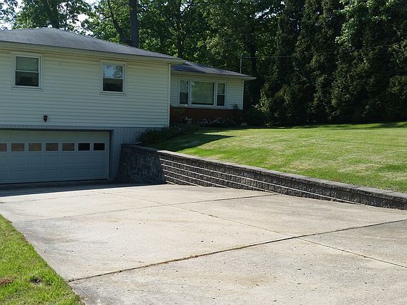 2nd image of 2051 Thomas Ln