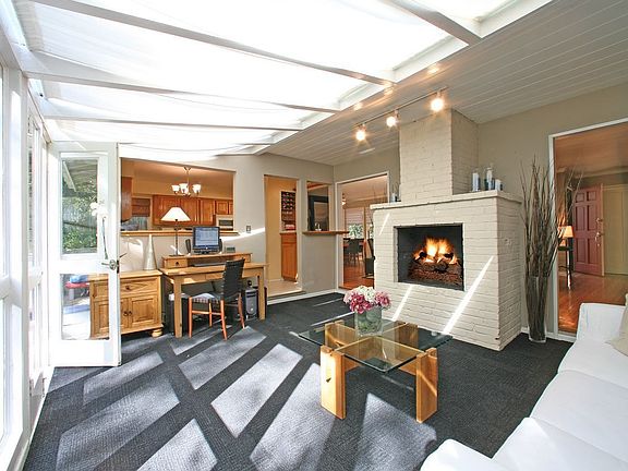 Family Room w/fireplace
