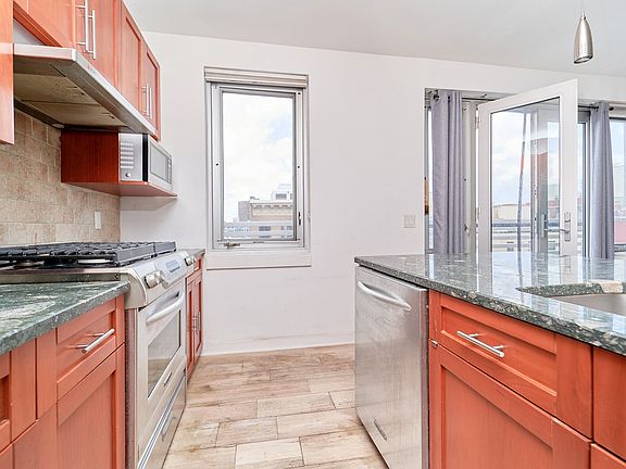 5th image of 450 E 117th St Unit Penthouse 6a