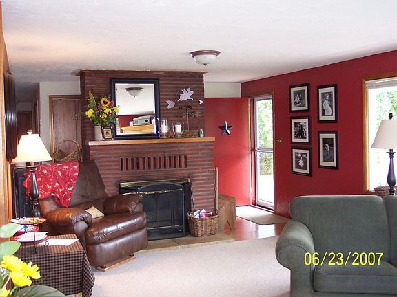  living room and fireplance