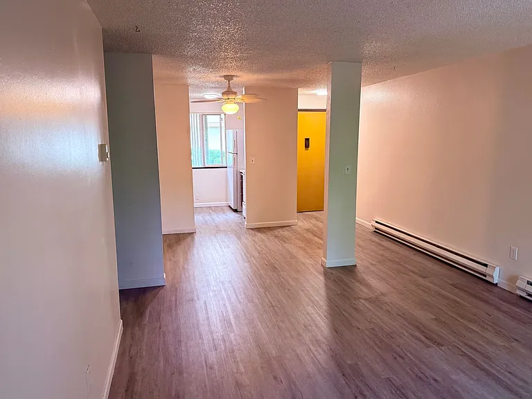 Single level top floor 2 bed Flat w/nice sized deck — Photo 4