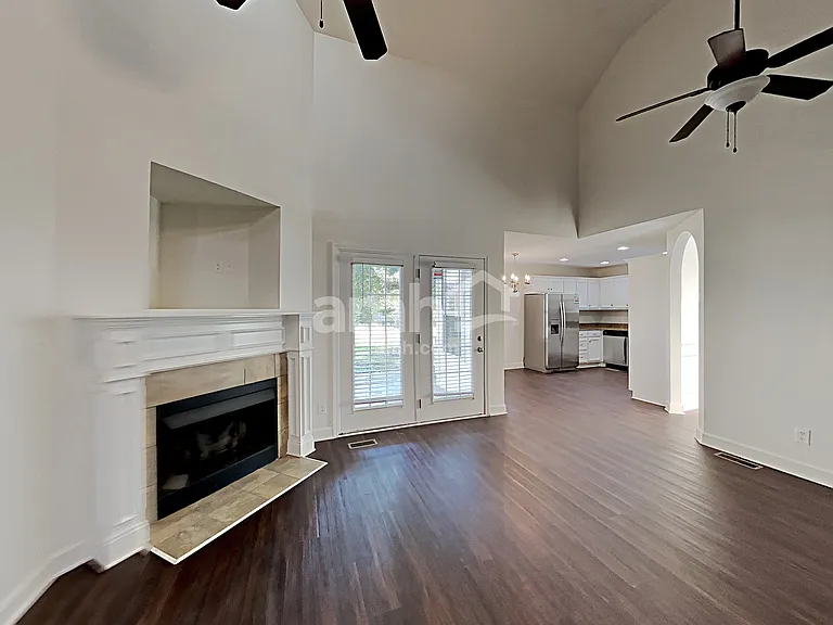 1105 Clay Ct — Photo 5