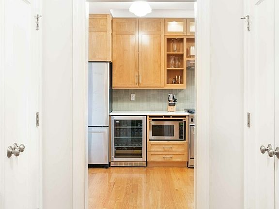 2nd image of 20 W 72nd St #910