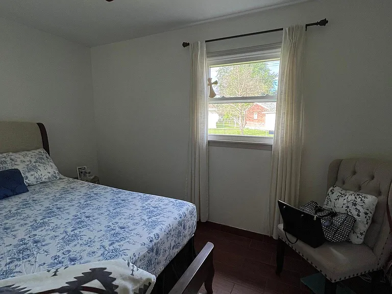 4832 Sidney St — Photo 9